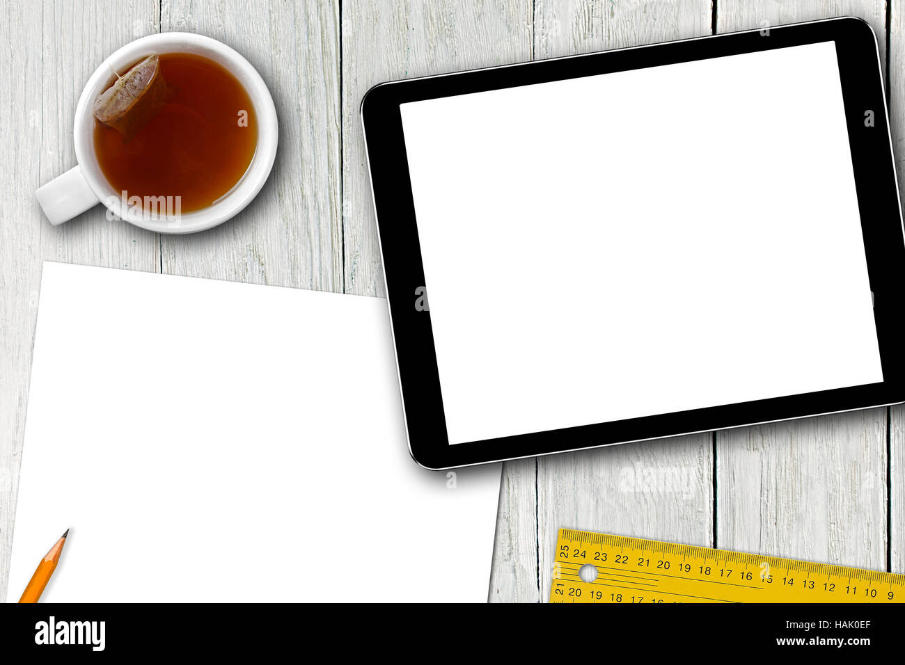 leere digital-Tablette, Tee Tasse und Papier Blatt auf Holztisch Stockfoto