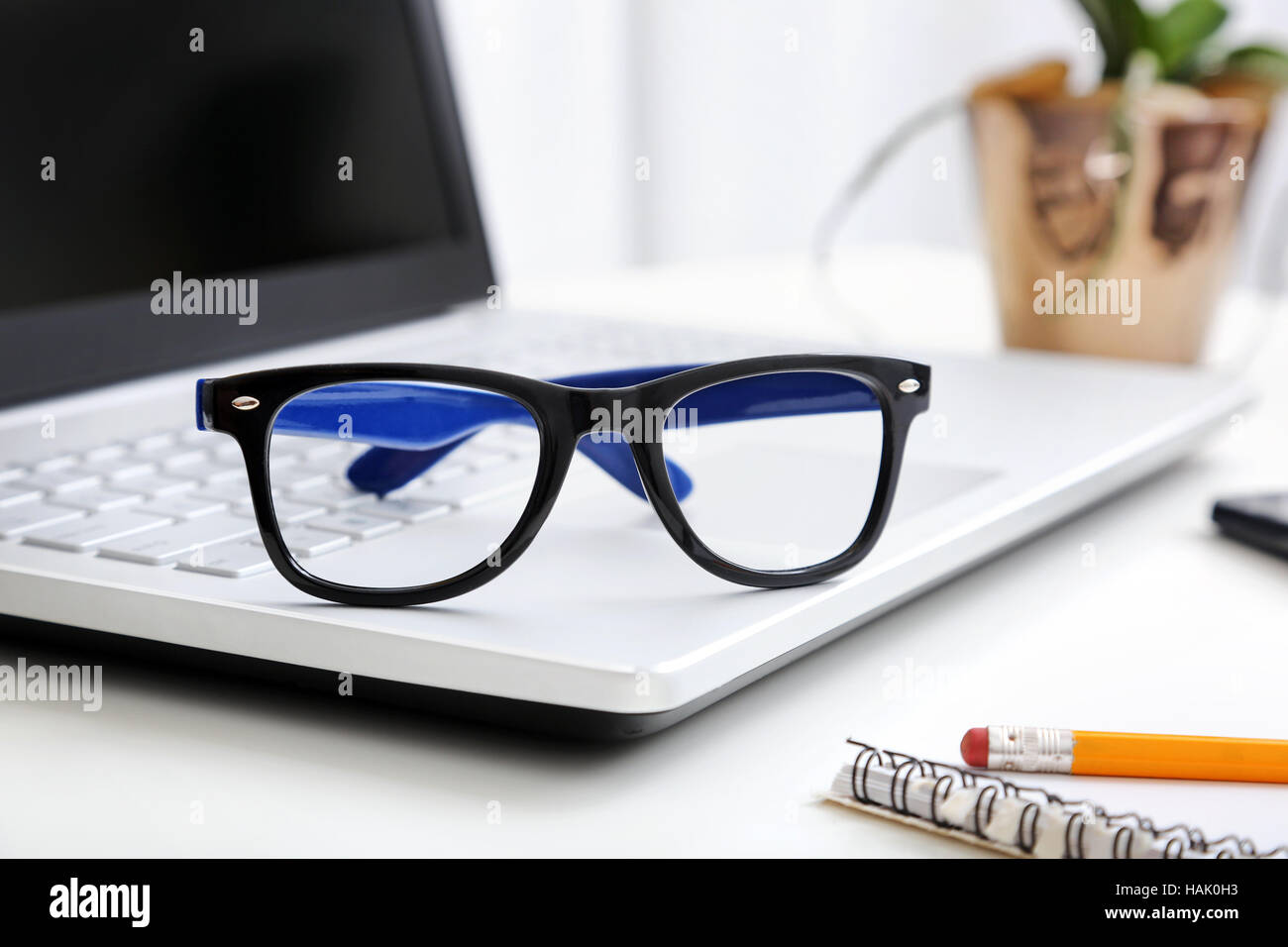 Arbeitsbereich mit Hipster Gläser auf laptop Stockfoto