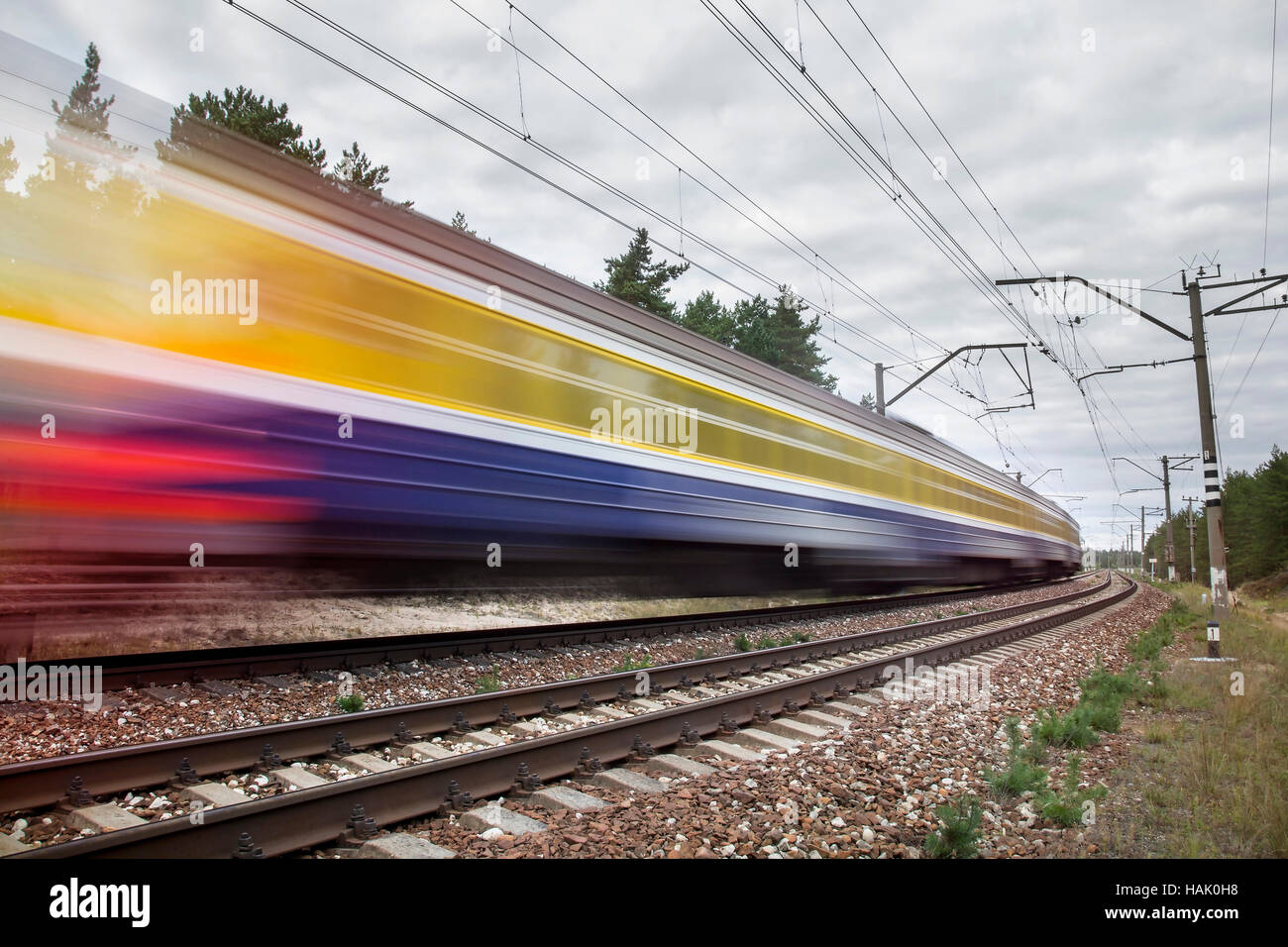 Personenzug auf Eisenbahnschienen in Geschwindigkeit Bewegung Stockfoto