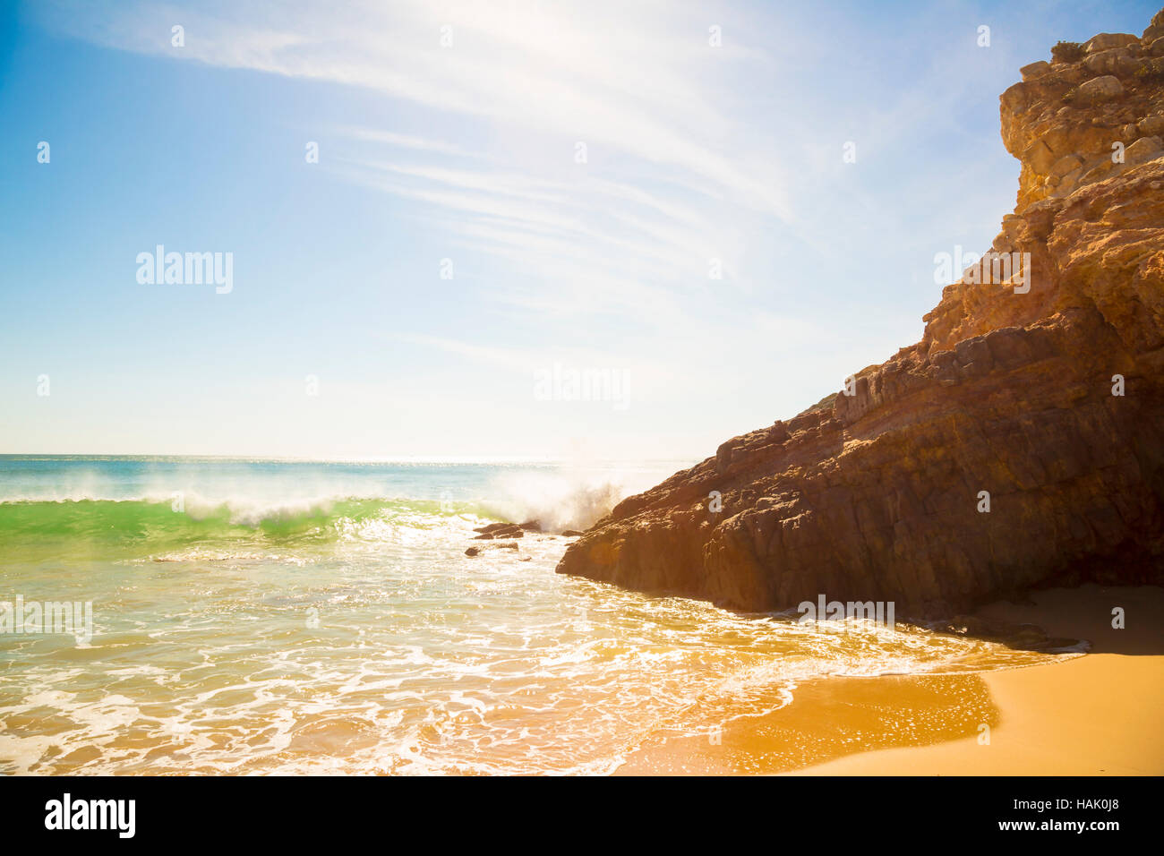 Blick auf das Meer und die Felsen am Strand von Zavial in Portugal Stockfoto