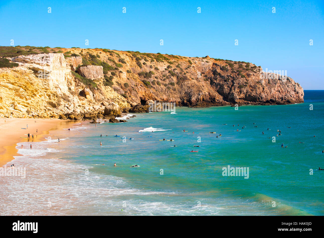 Zavial Strand in Portugal mit vielen Surfern im Ozean Stockfoto