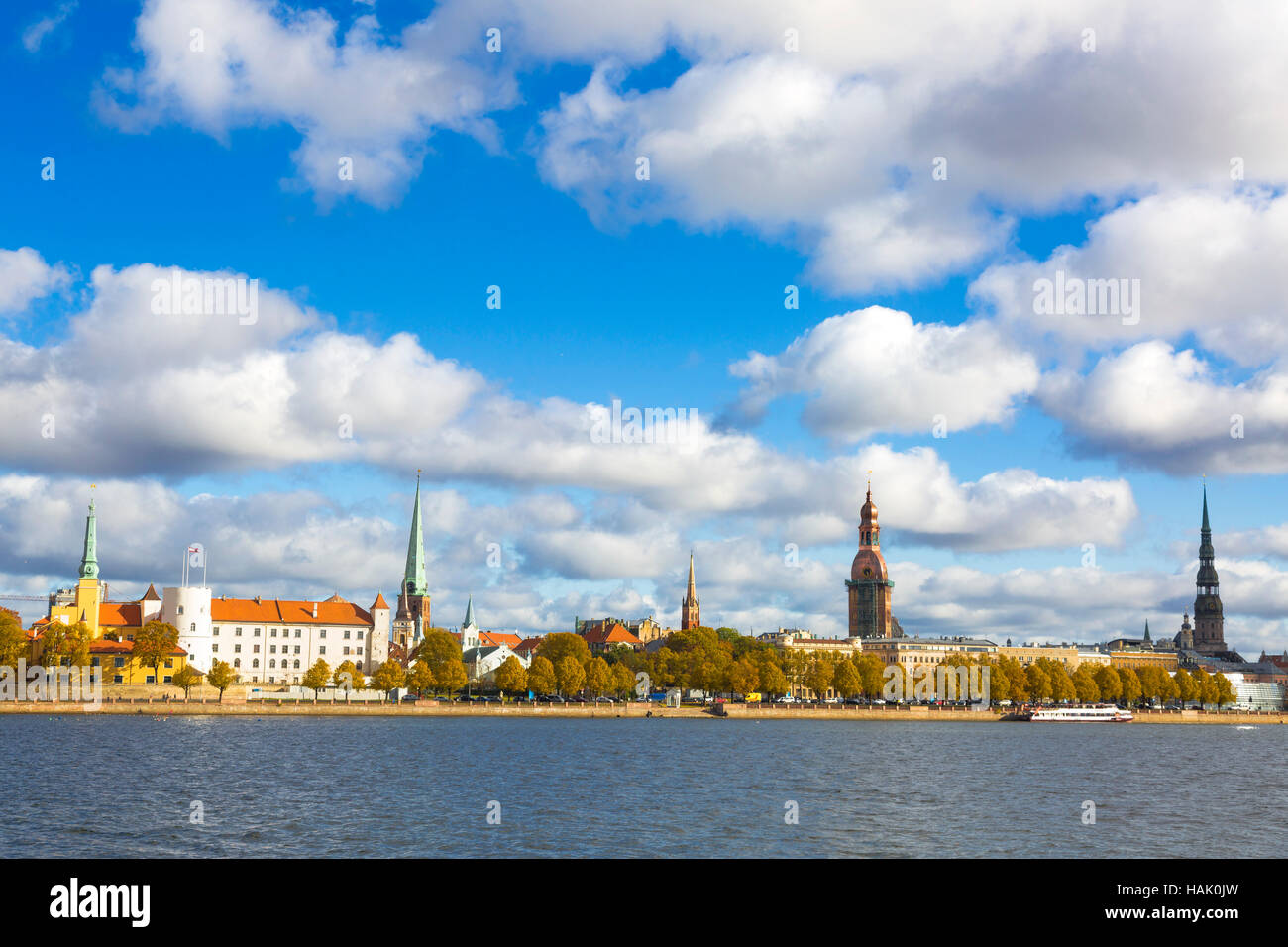 Blick auf die Altstadt von Riga über Fluss Daugava, Lettland Stockfoto