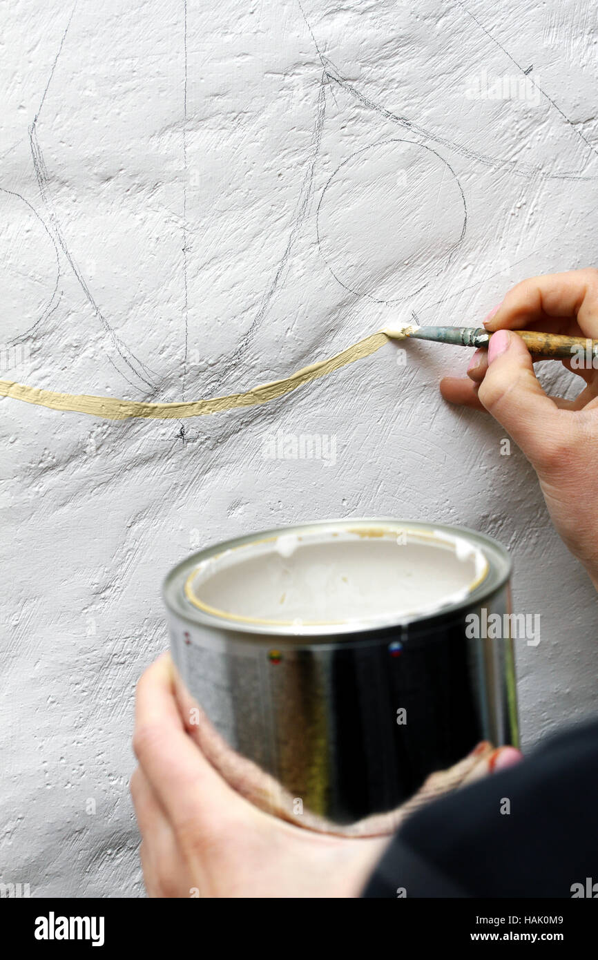 Künstler malt Öl Gemälde an der Wand Stockfoto