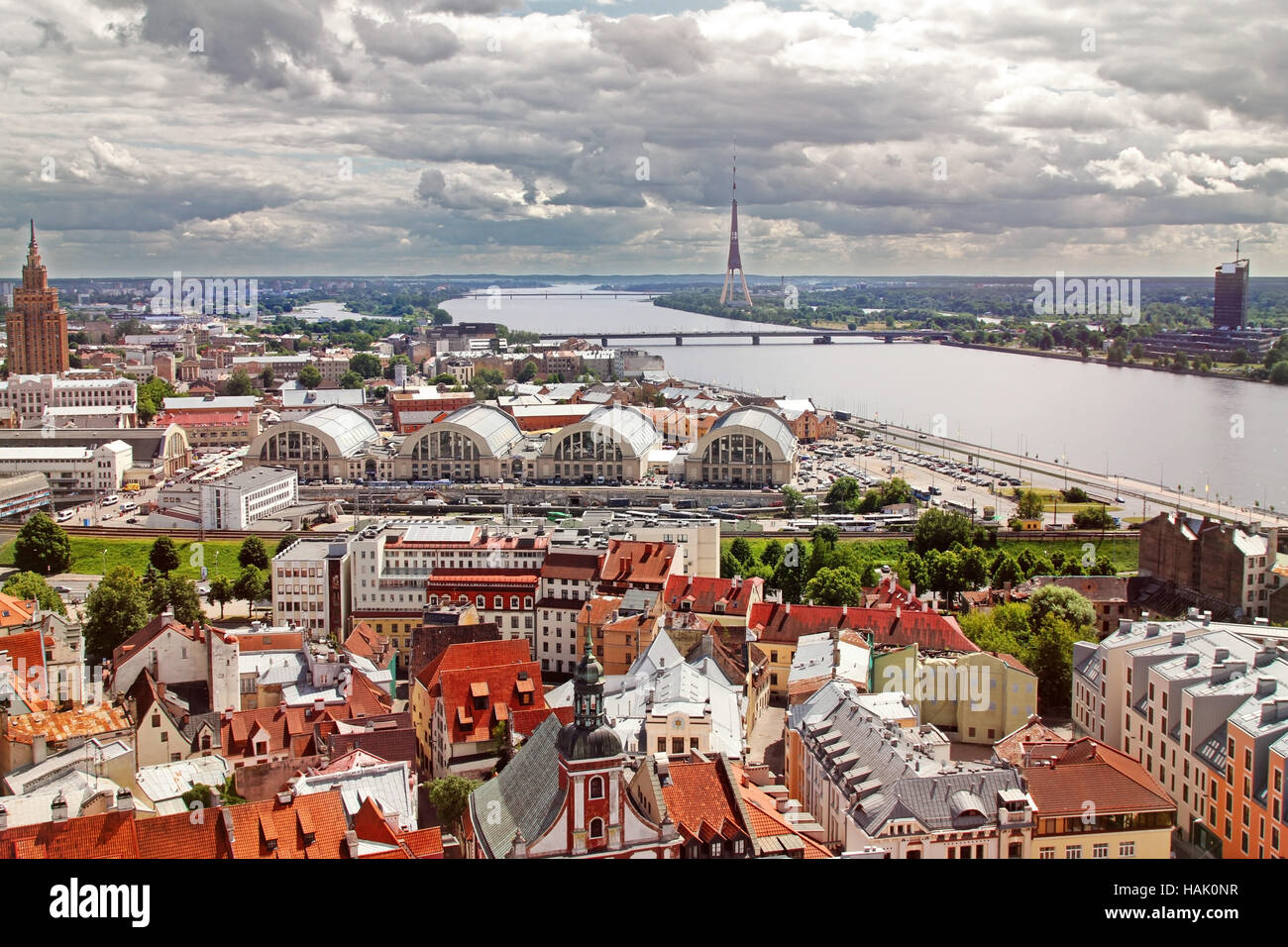 Luftbild der Altstadt von Riga, City Market und Fluss Daugava Stockfoto