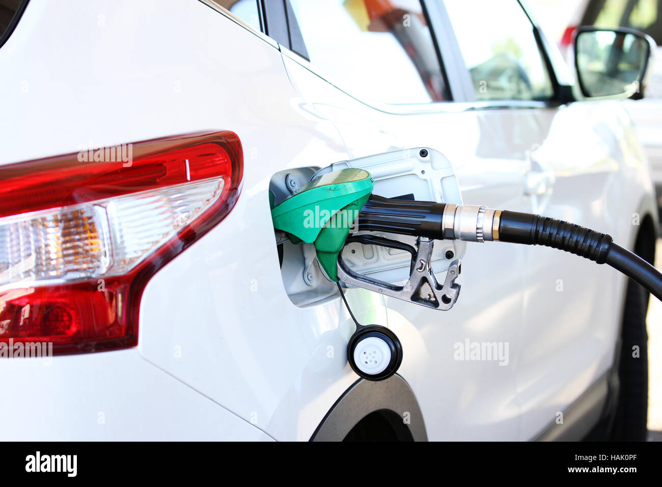 Nachfüllen des Autos mit Kraftstoff in Tankstelle Stockfoto