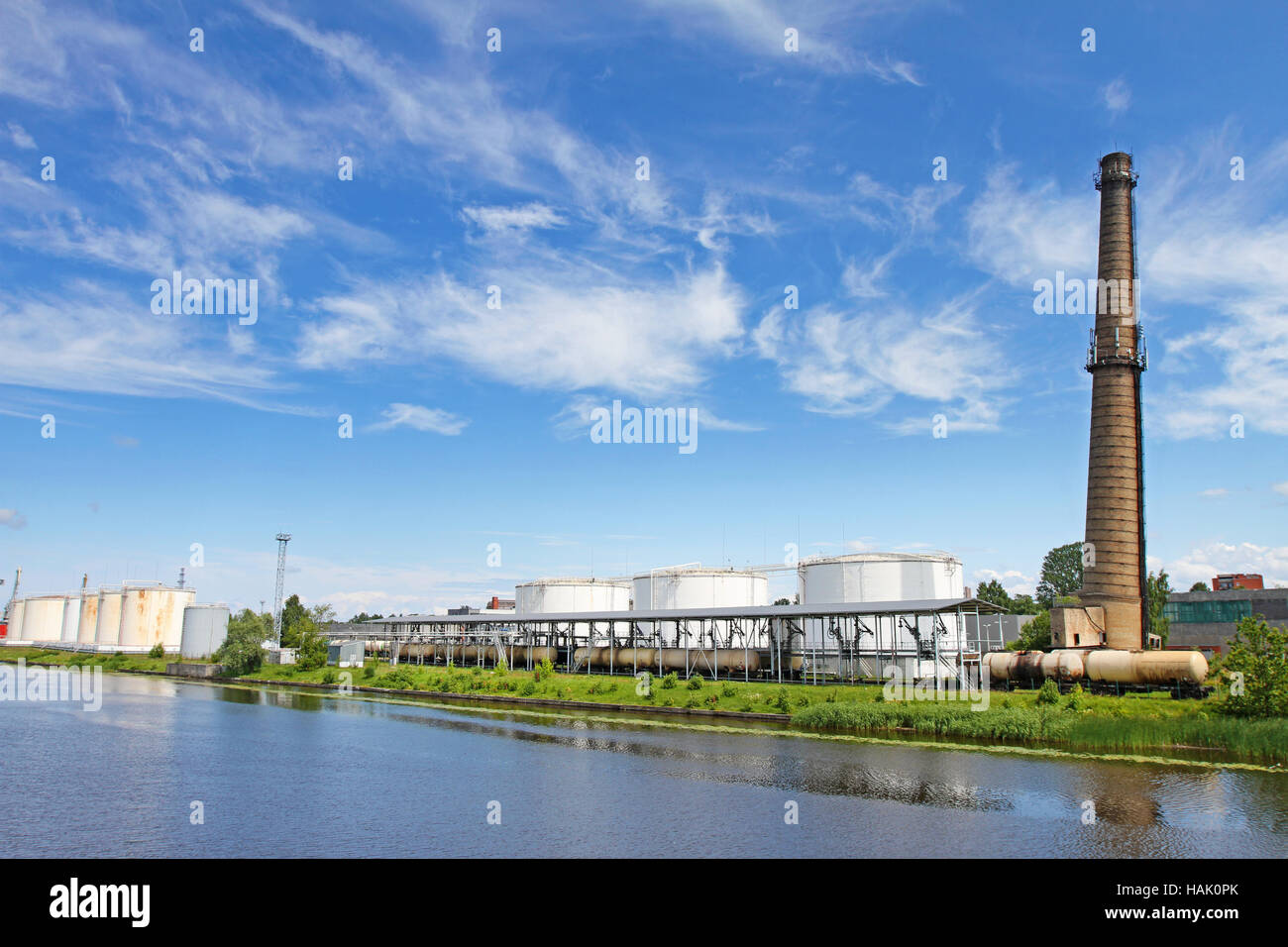 Öl-terminal in der Nähe von River im sonnigen Tag Stockfoto