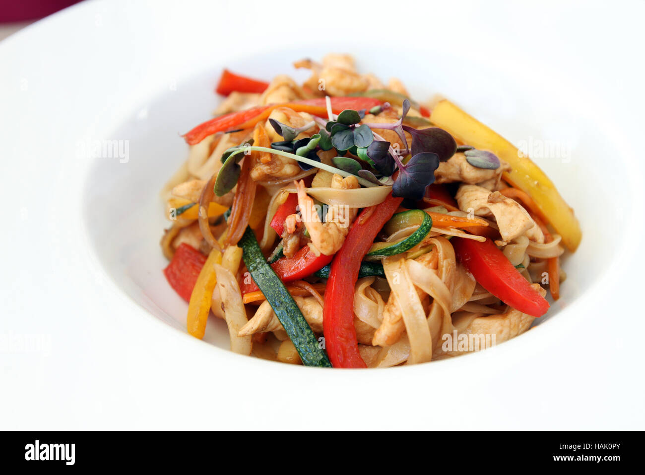 Wok-essen - Nudeln mit Gemüse, Garnelen und Huhn Stockfoto