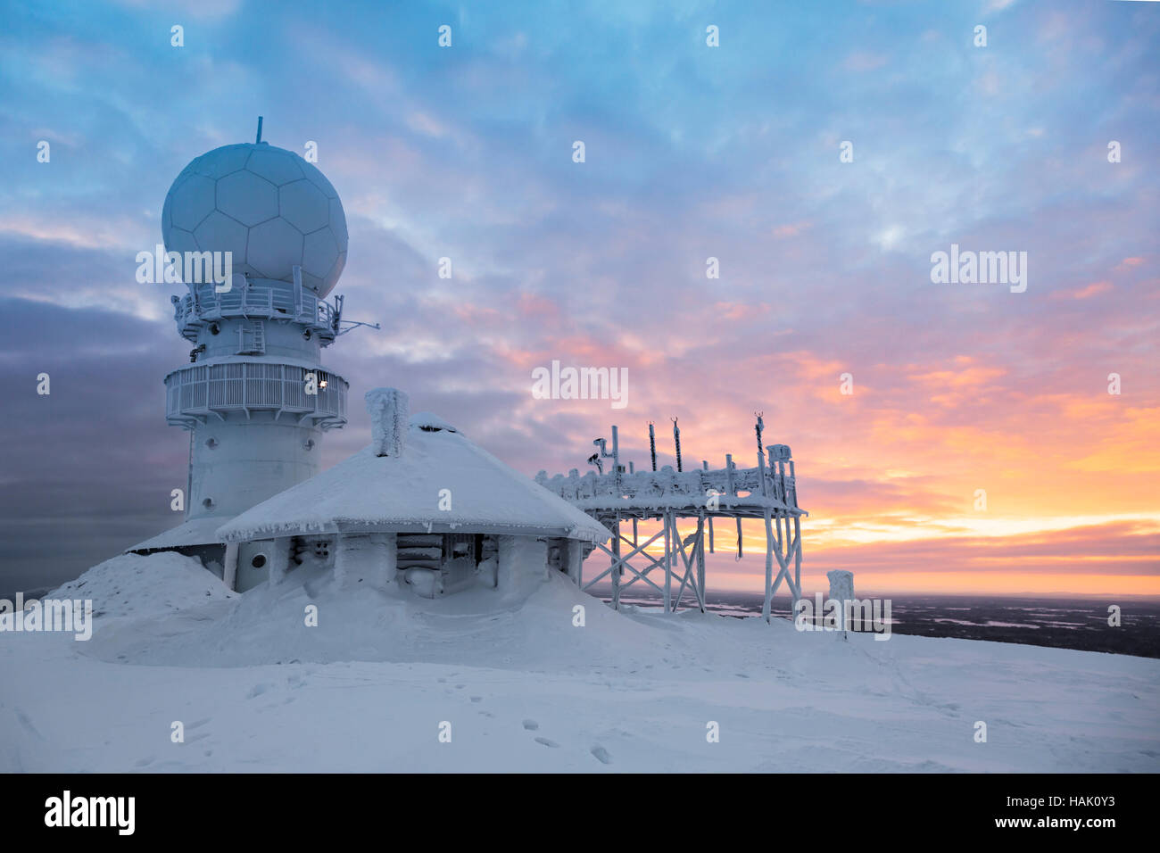 Wetter-Radarstation auf dem Gipfel des Berges - Finnland, Luosto Stockfoto