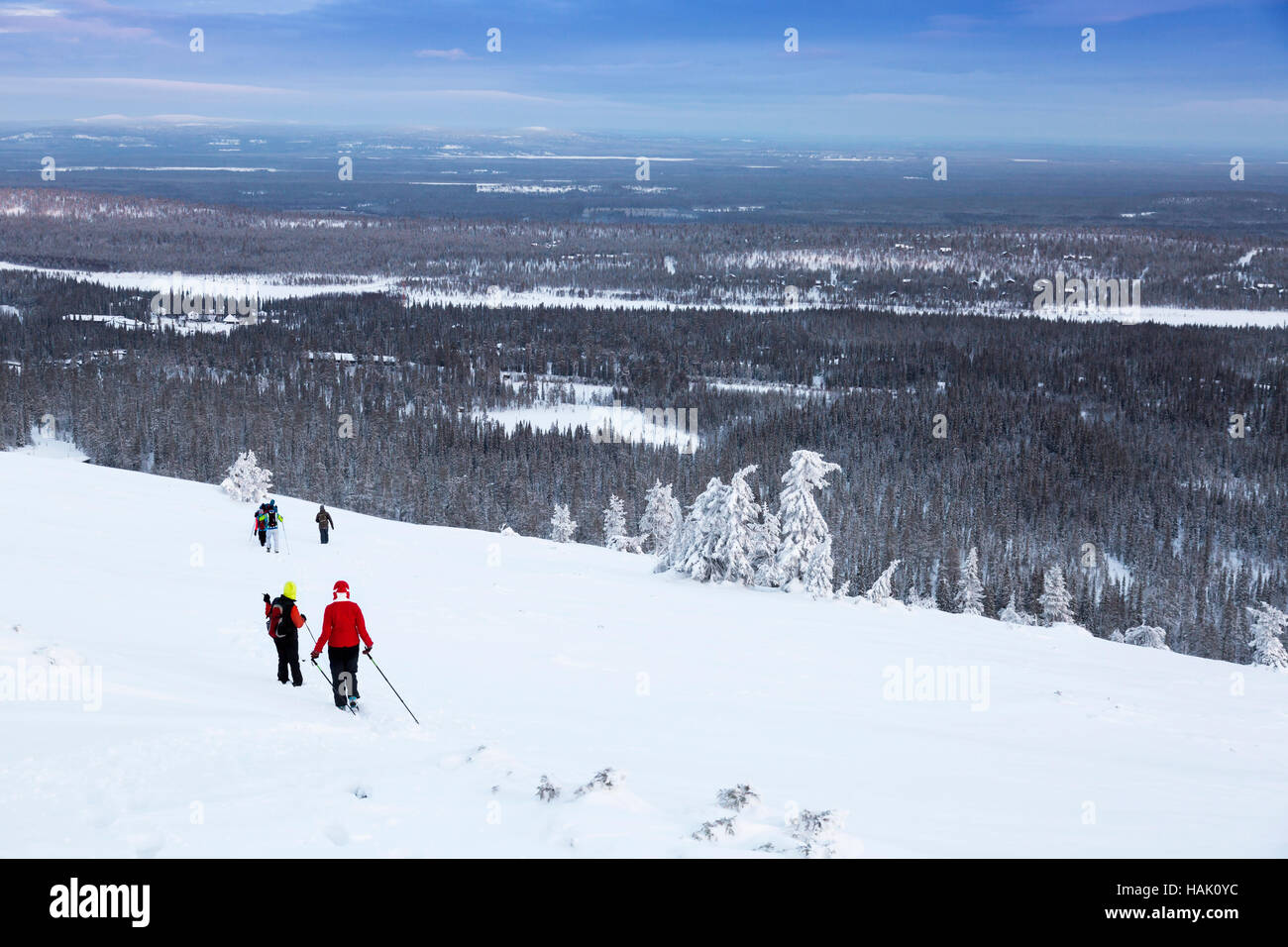 Gruppe von Wanderern in verschneiten Bergen - Luosto, Finnland Stockfoto