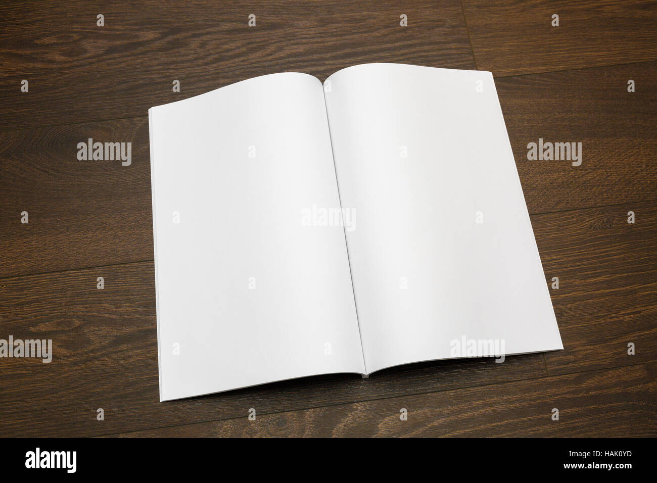 leeres Magazin, Katalog, Buch mock-up auf hölzernen Hintergrund Stockfoto