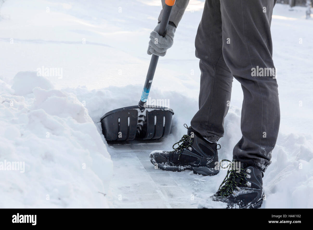 Schneeräumung mit einer Schaufel aus Bürgersteig nach blizzard Stockfoto