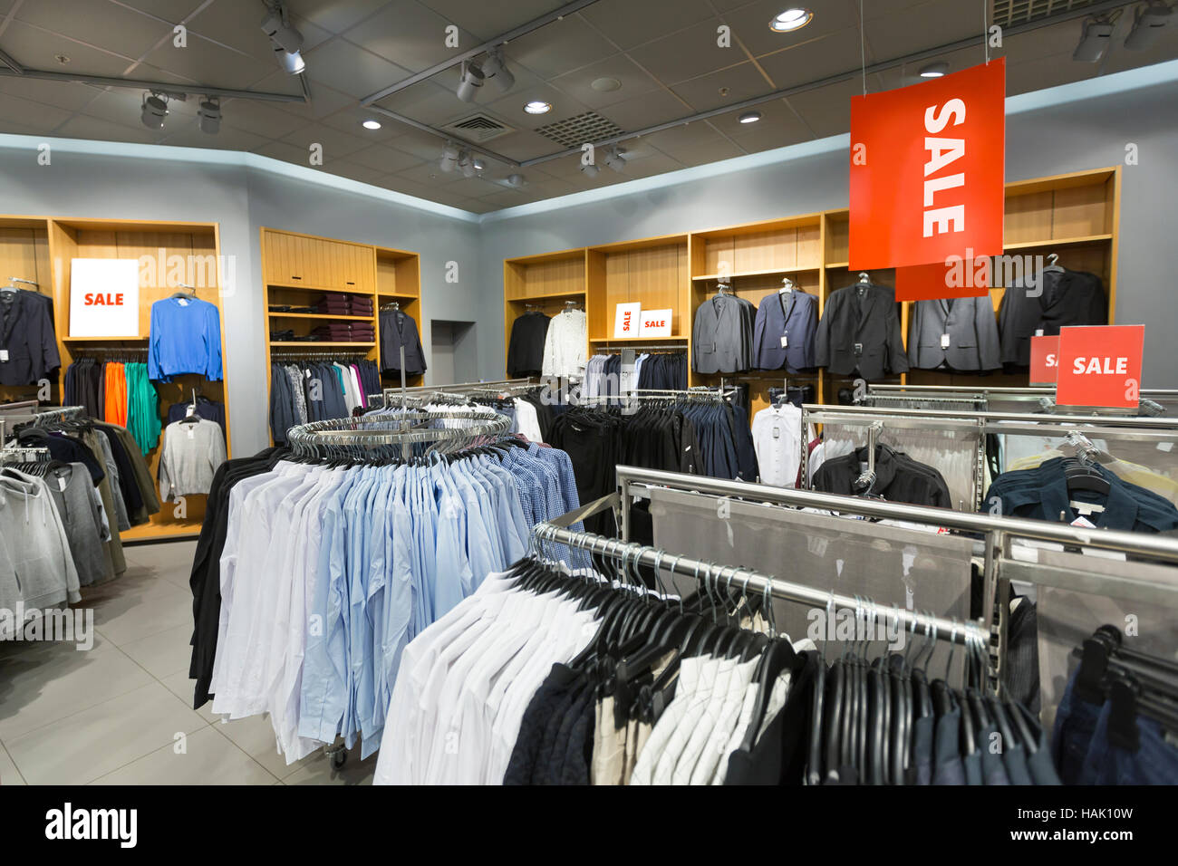 Verkauf in Herren Bekleidungsgeschäft Stockfoto