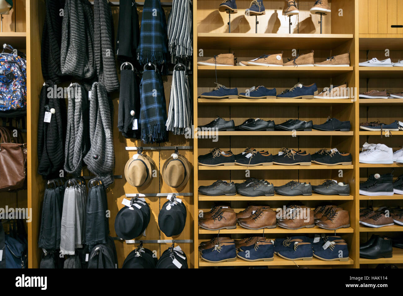 Regale mit Schuhen und Accessoires im Bekleidungsgeschäft Stockfoto