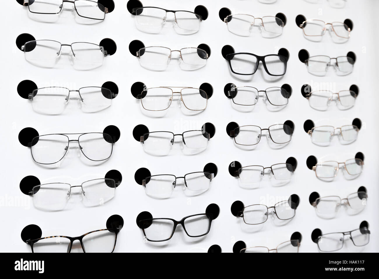 Brillen auf dem Regal im shop Stockfoto