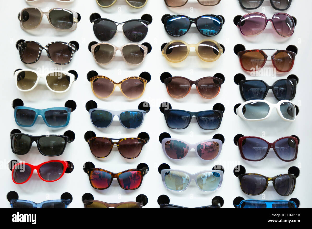 Rack mit Sonnenbrille im Brillen Shop Stockfoto