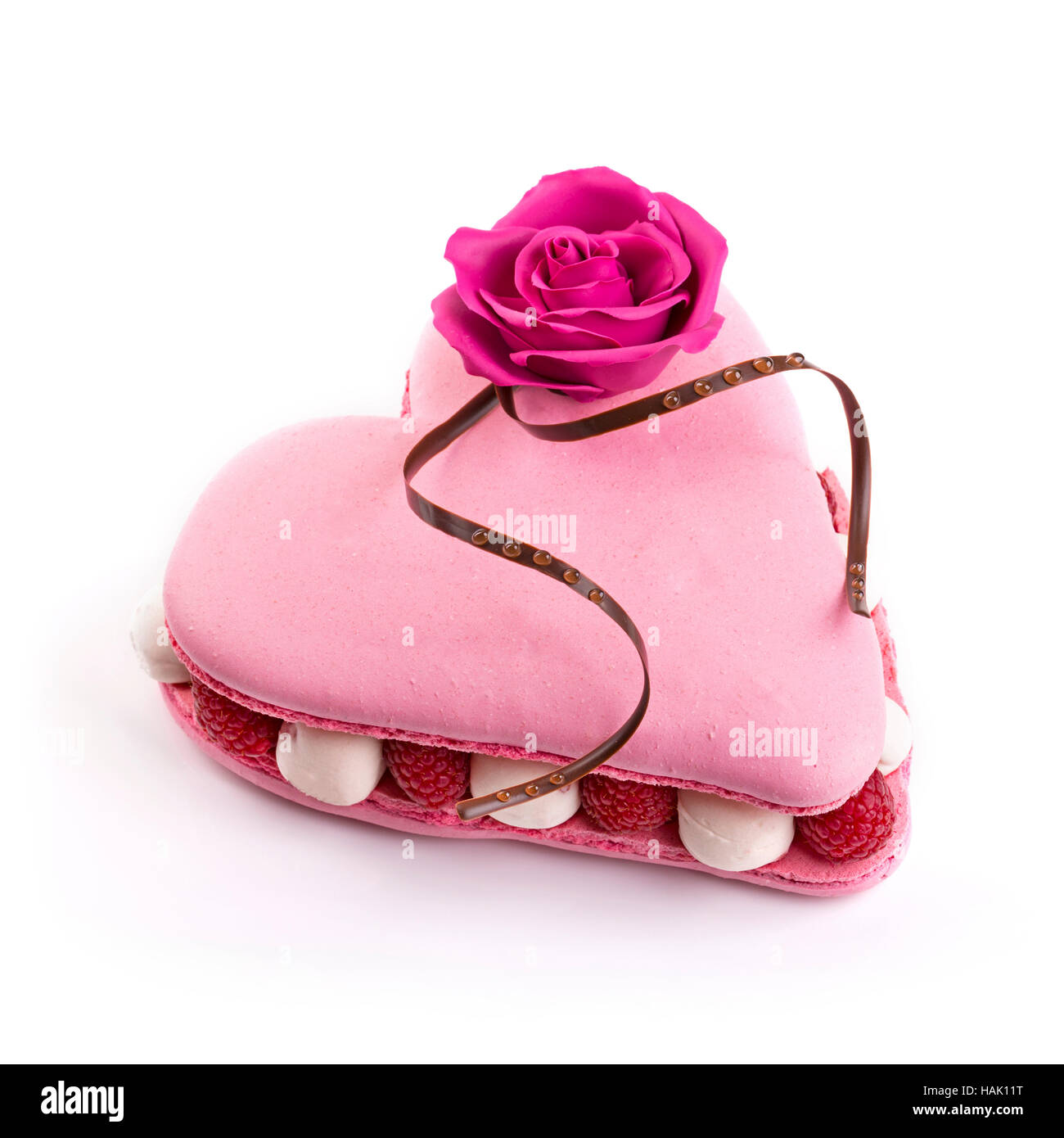 Makronen Kuchen, Herzform, mit Himbeere für Valentinstag Stockfoto