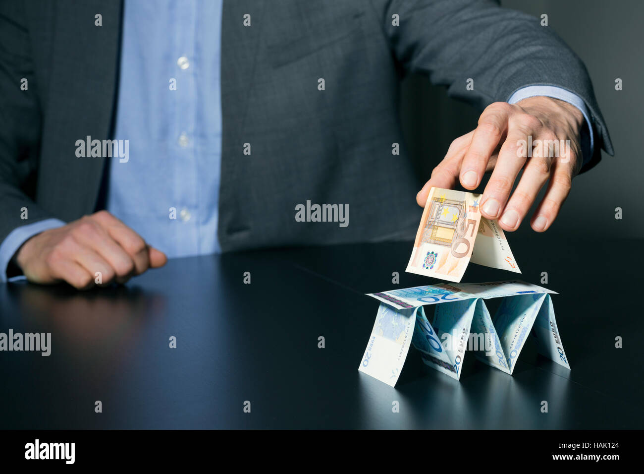 Kaufmann Bau Finanz-Pyramide aus Euro-Geld Stockfoto