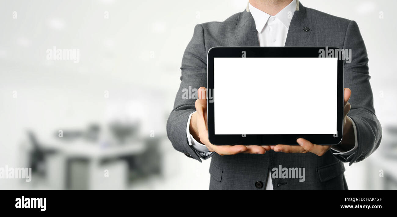Geschäftsmann hält leere digital-Tablette mit textfreiraum im Büro Stockfoto
