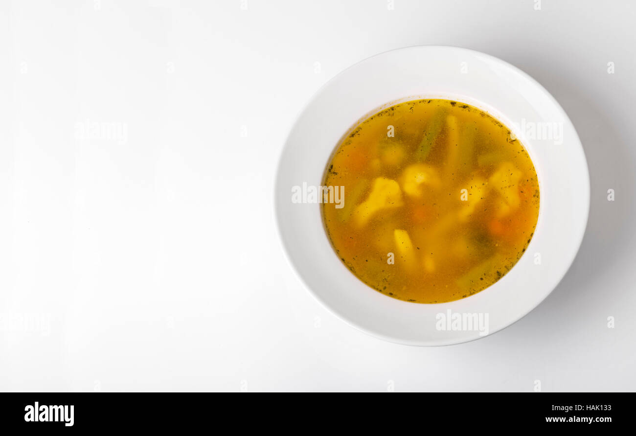 vegetarische Gemüsesuppe mit textfreiraum auf weiß Stockfoto