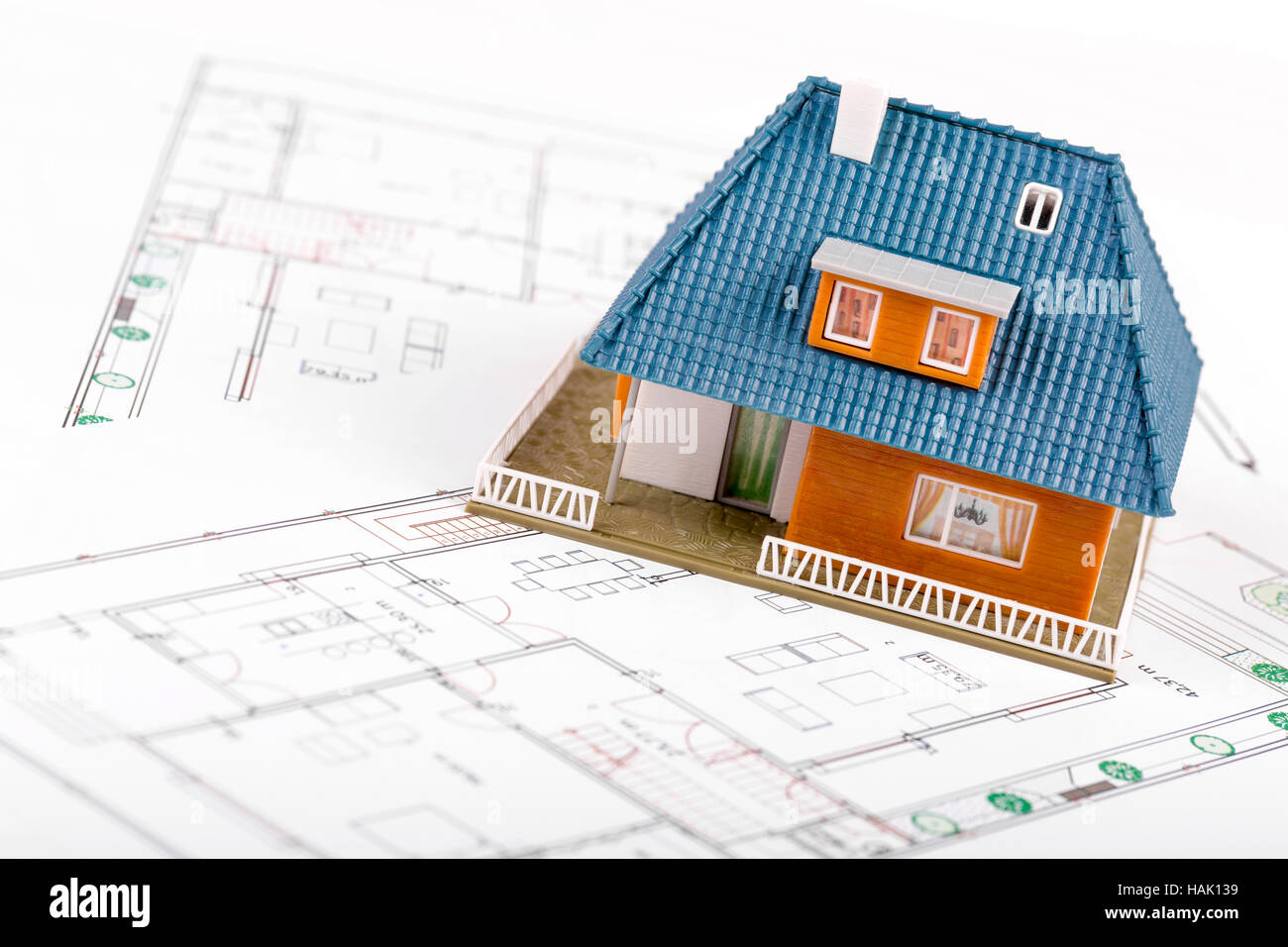 Entwicklung von Immobilien - Haus-Modell auf Blaupausen Stockfoto