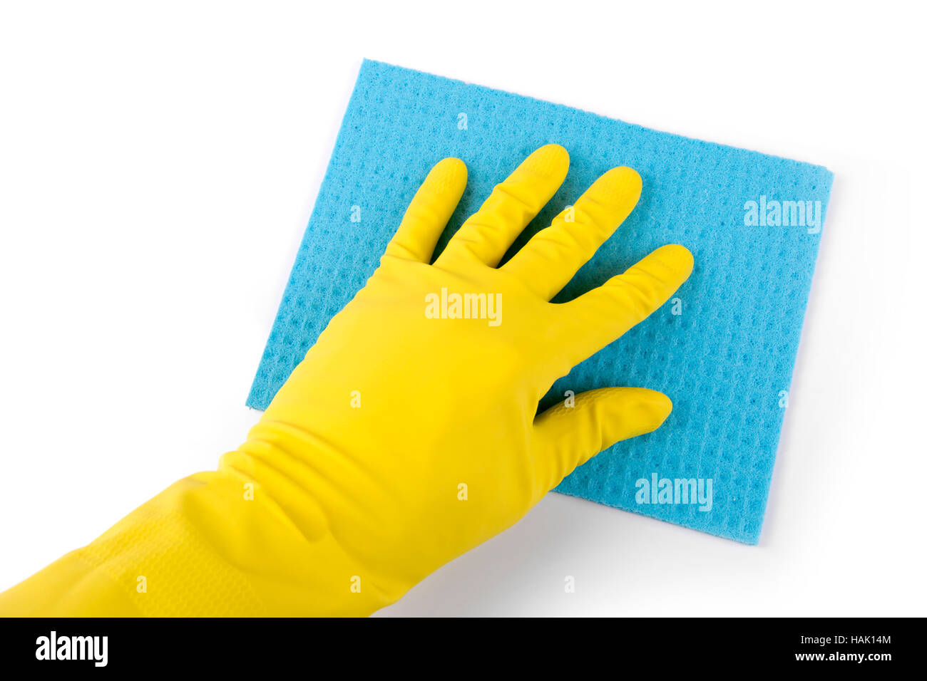 Hand in Gummihandschuh mit blauen Schwamm isoliert auf weiss Stockfoto