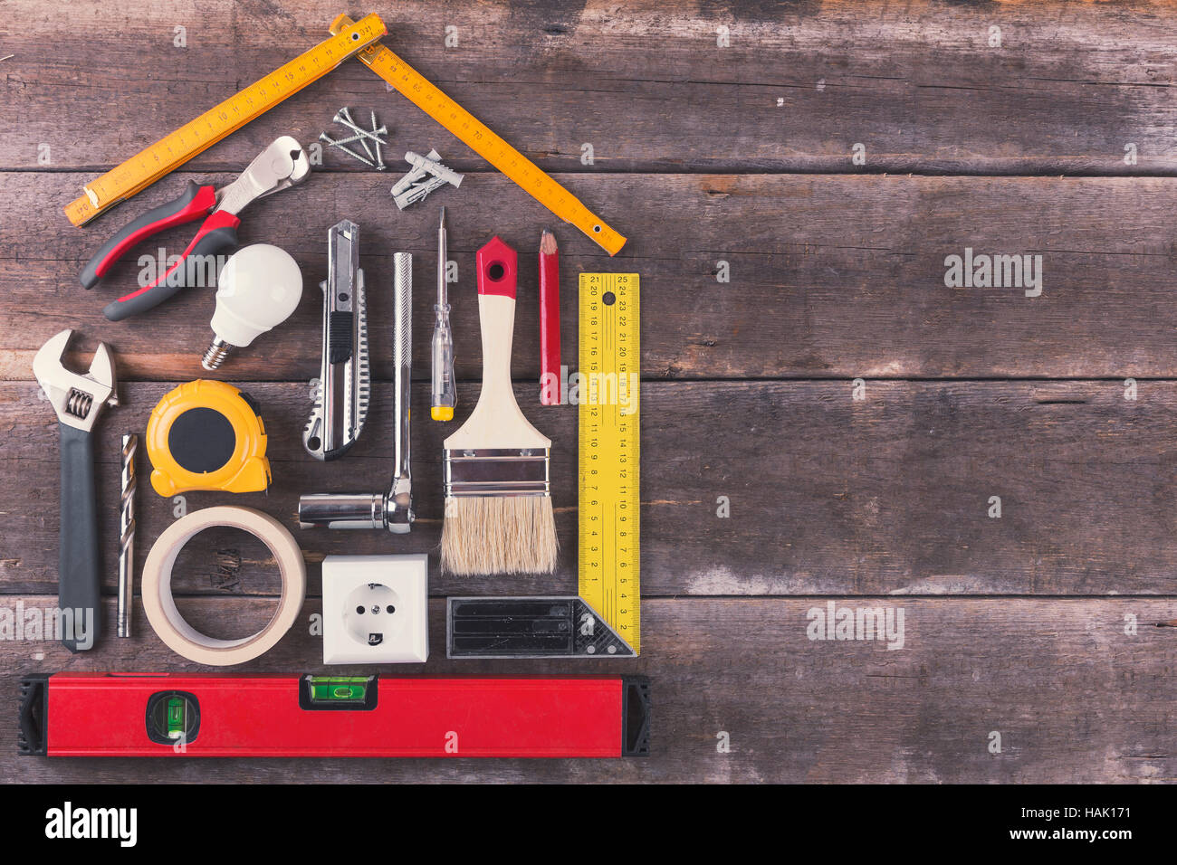 Haus Renovierung und Verbesserung Heimwerkerwerkzeuge auf alten hölzernen Hintergrund Stockfoto