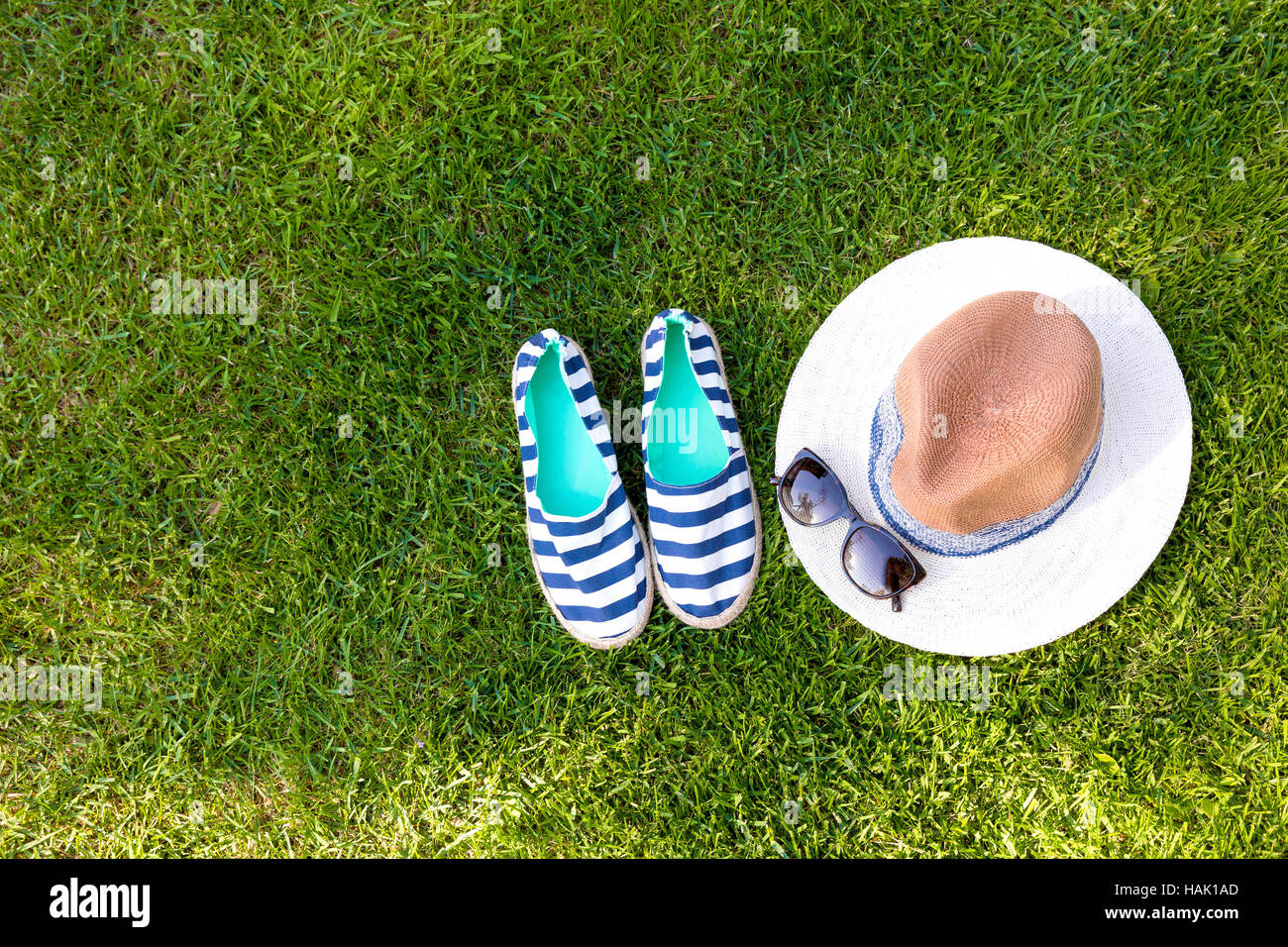 Seemann-Stil-Mode-Accessoires auf dem grünen Rasen mit Textfreiraum Stockfoto