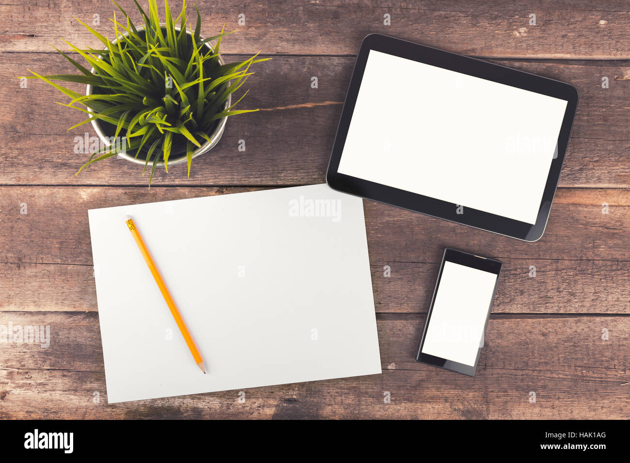 Arbeitsbereich mit digital-Tablette, Telefon und weißes Papier auf Holztisch Stockfoto
