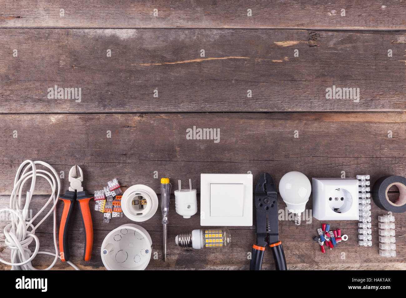 elektrische Werkzeuge und Geräte auf hölzernen Hintergrund mit Textfreiraum Stockfoto