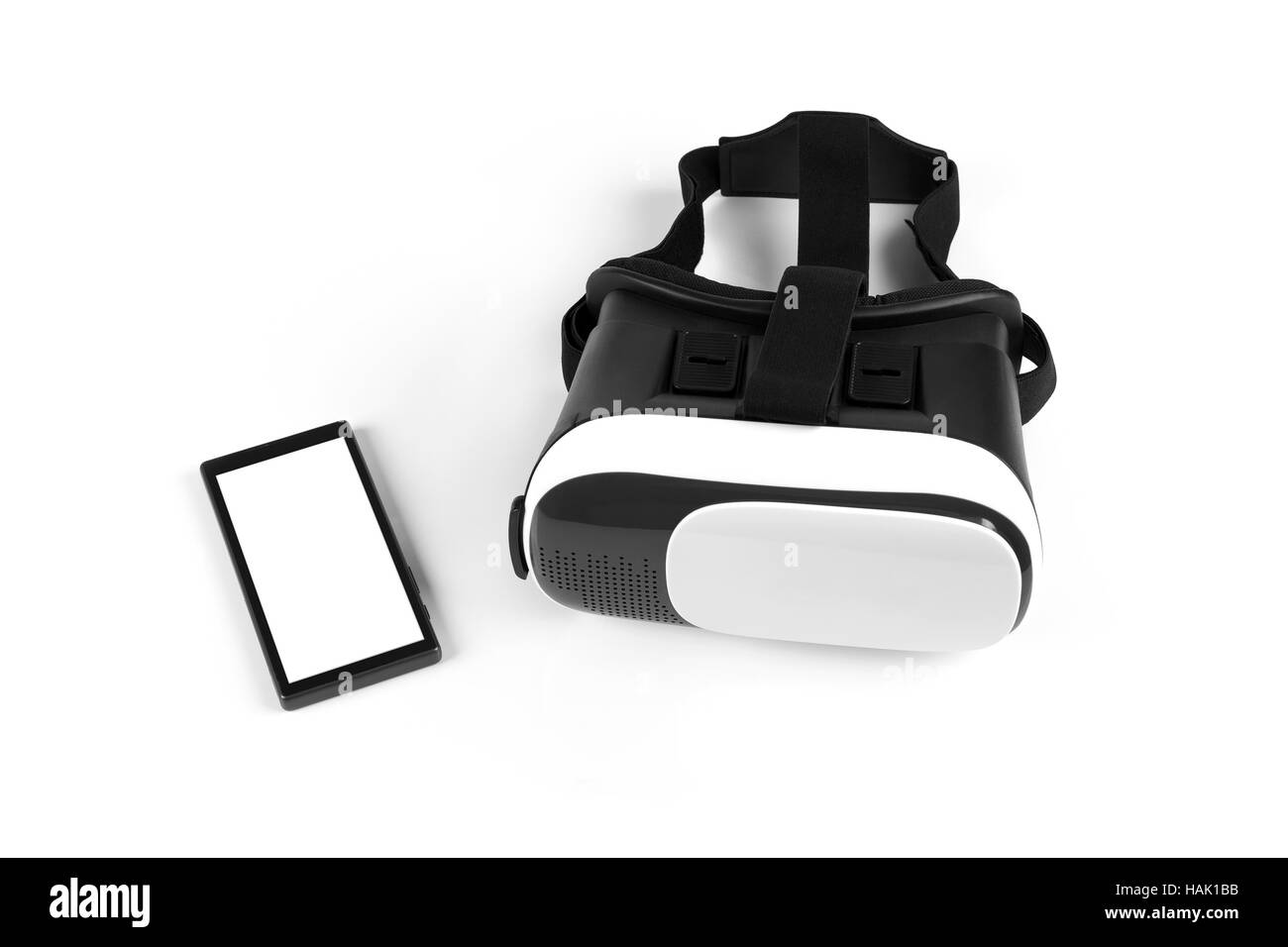 Virtual-Reality-Kopfhörer mit leeren Smartphone auf weiß Stockfoto