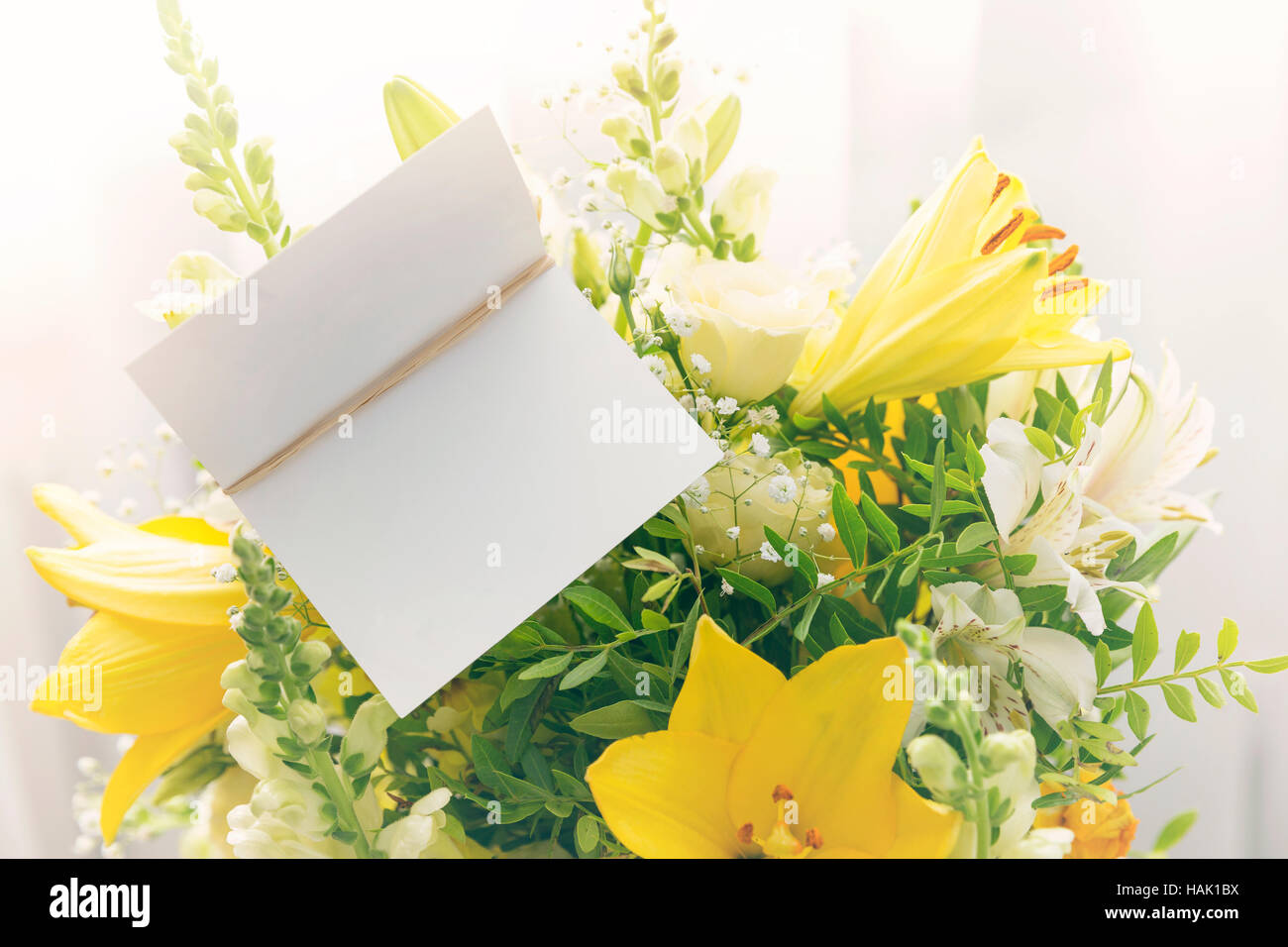 Blumenstrauß mit einer leeren Grußkarte Stockfoto