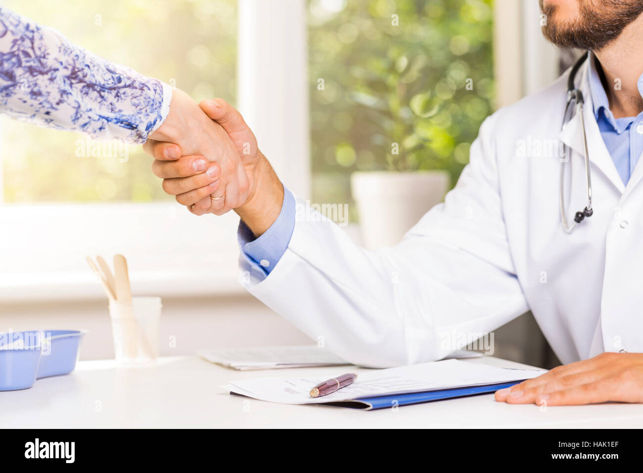 Arztbesuch - schüttelt Hände mit einem Patienten Stockfoto