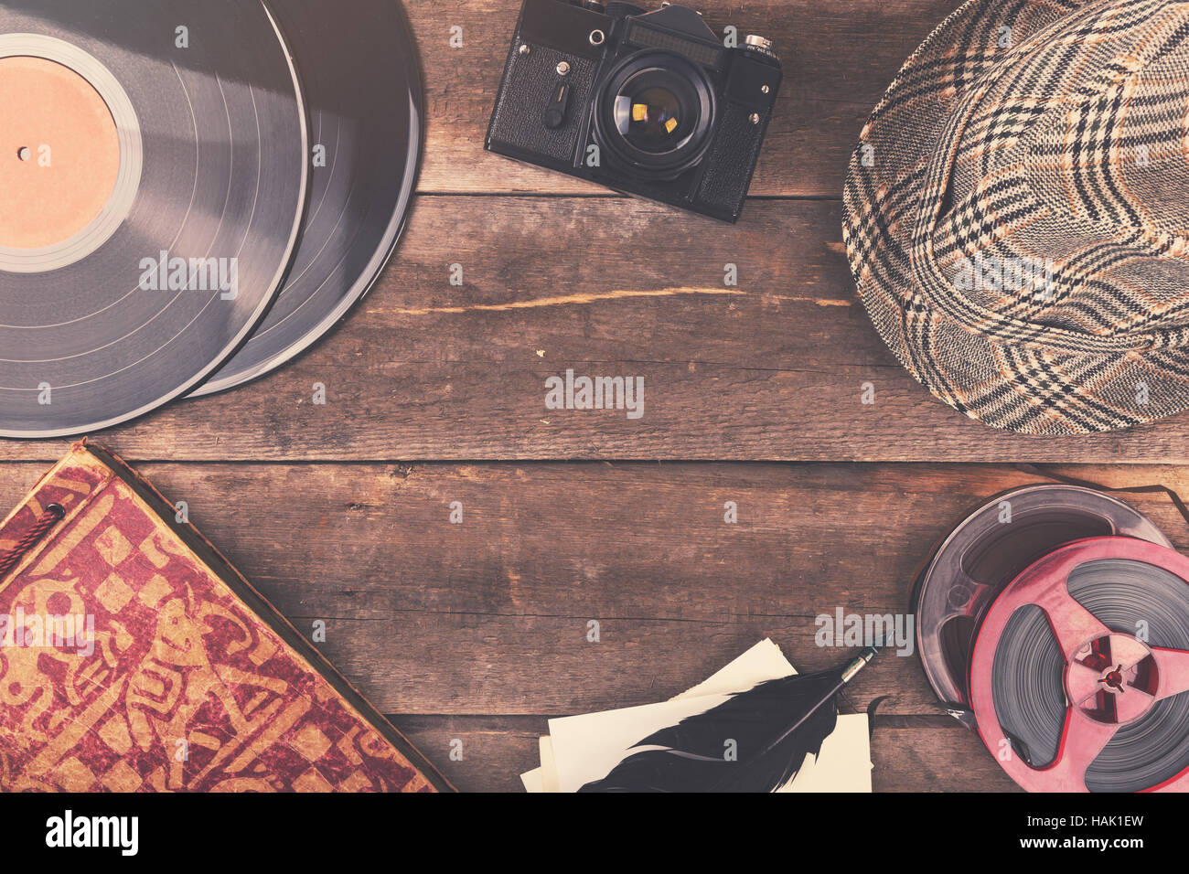 Retro-Accessoires auf Holztisch mit Textfreiraum Stockfoto