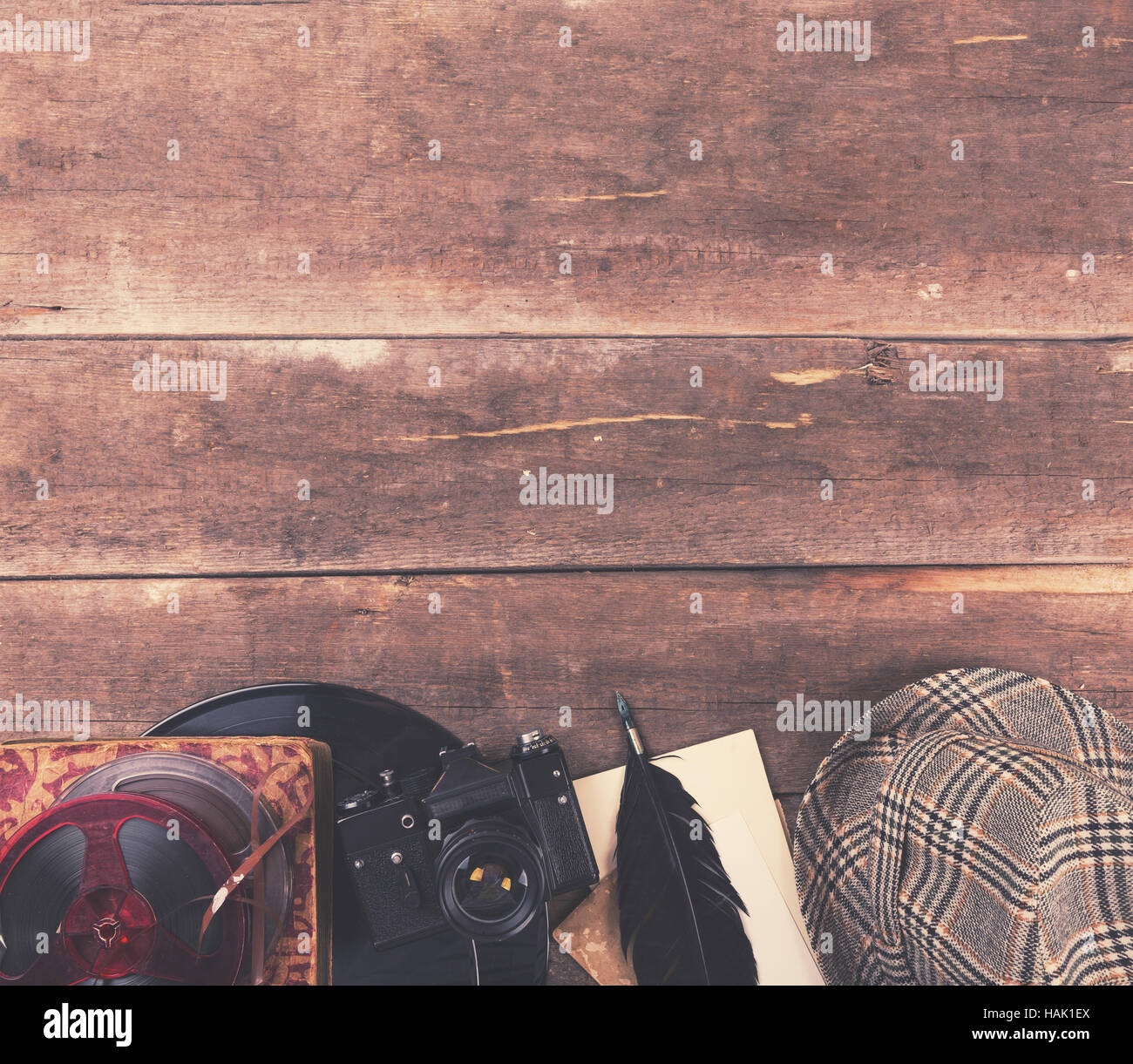 Hintergrund der Vintage Medientechnik auf Holztisch Stockfoto