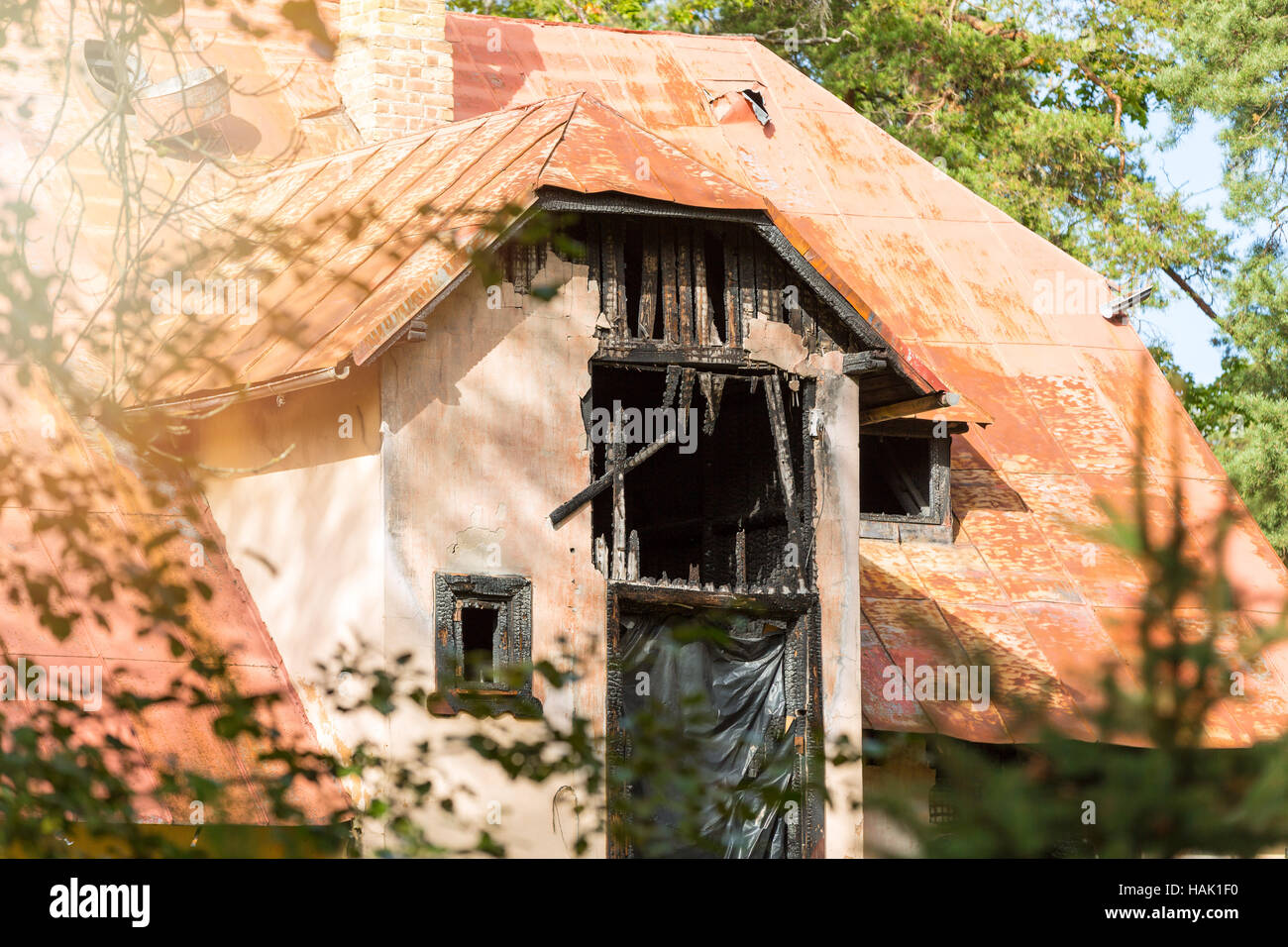 Haus Versicherung und Sicherheitskonzept - Haus nach Brand Stockfoto Haus Versicherung und Sicherheitskonzept - Haus nach Brand Stockfoto