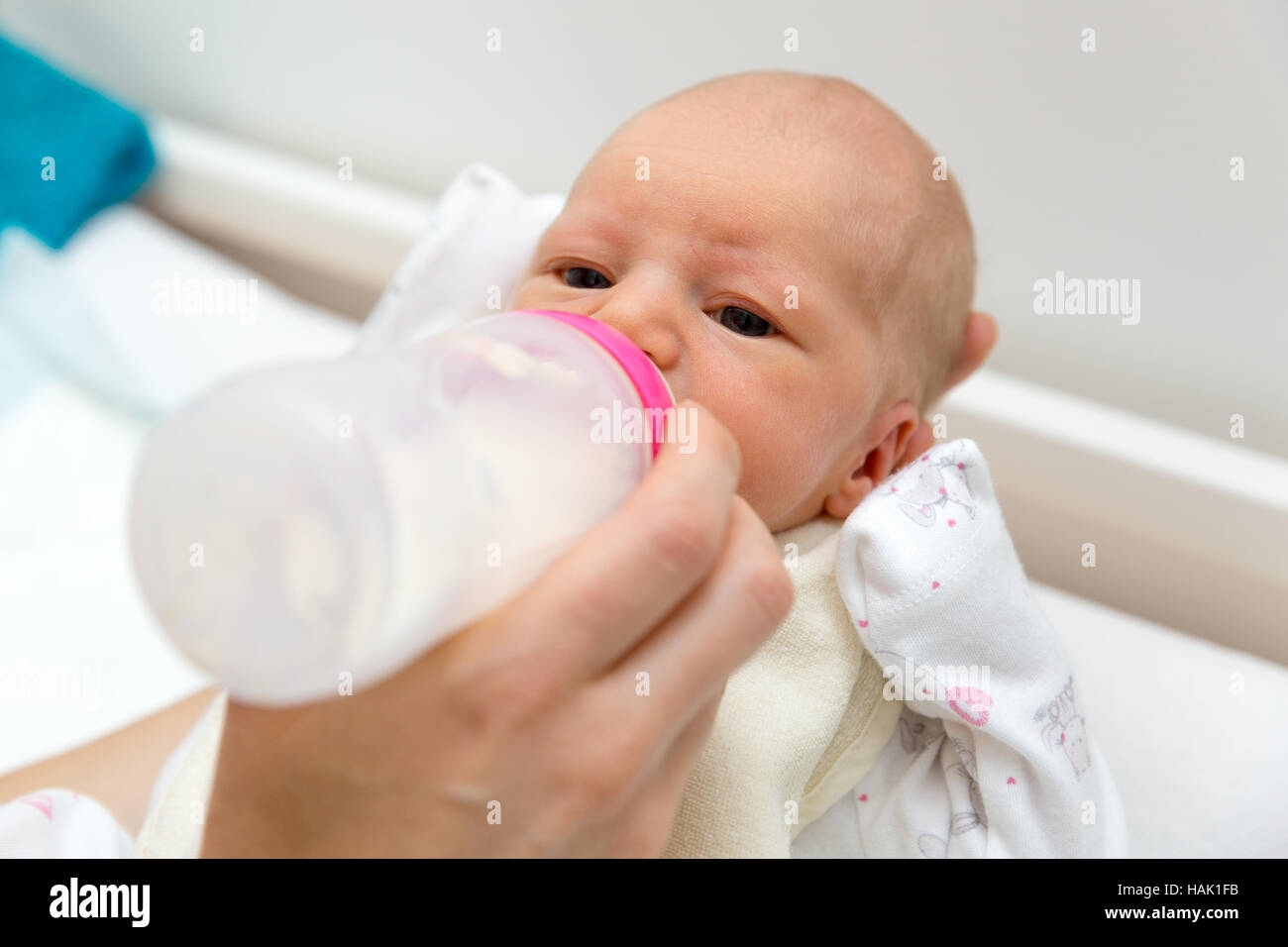 Mutter füttert ihr neugeborenes Baby mit Flasche Stockfoto
