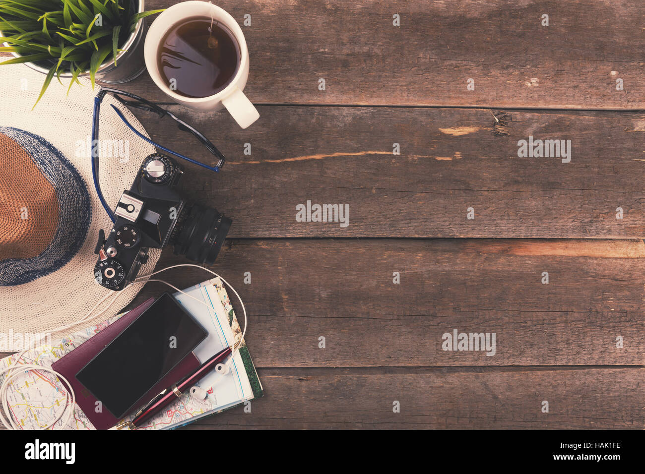 Reise-Accessoires mit textfreiraum auf Holztisch Stockfoto