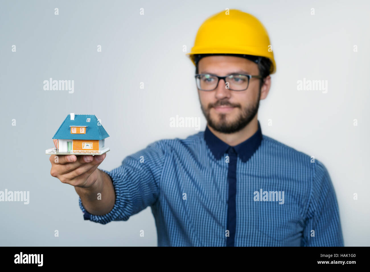 Bau-Ingenieur zeigen kleine Hausmodell Stockfoto