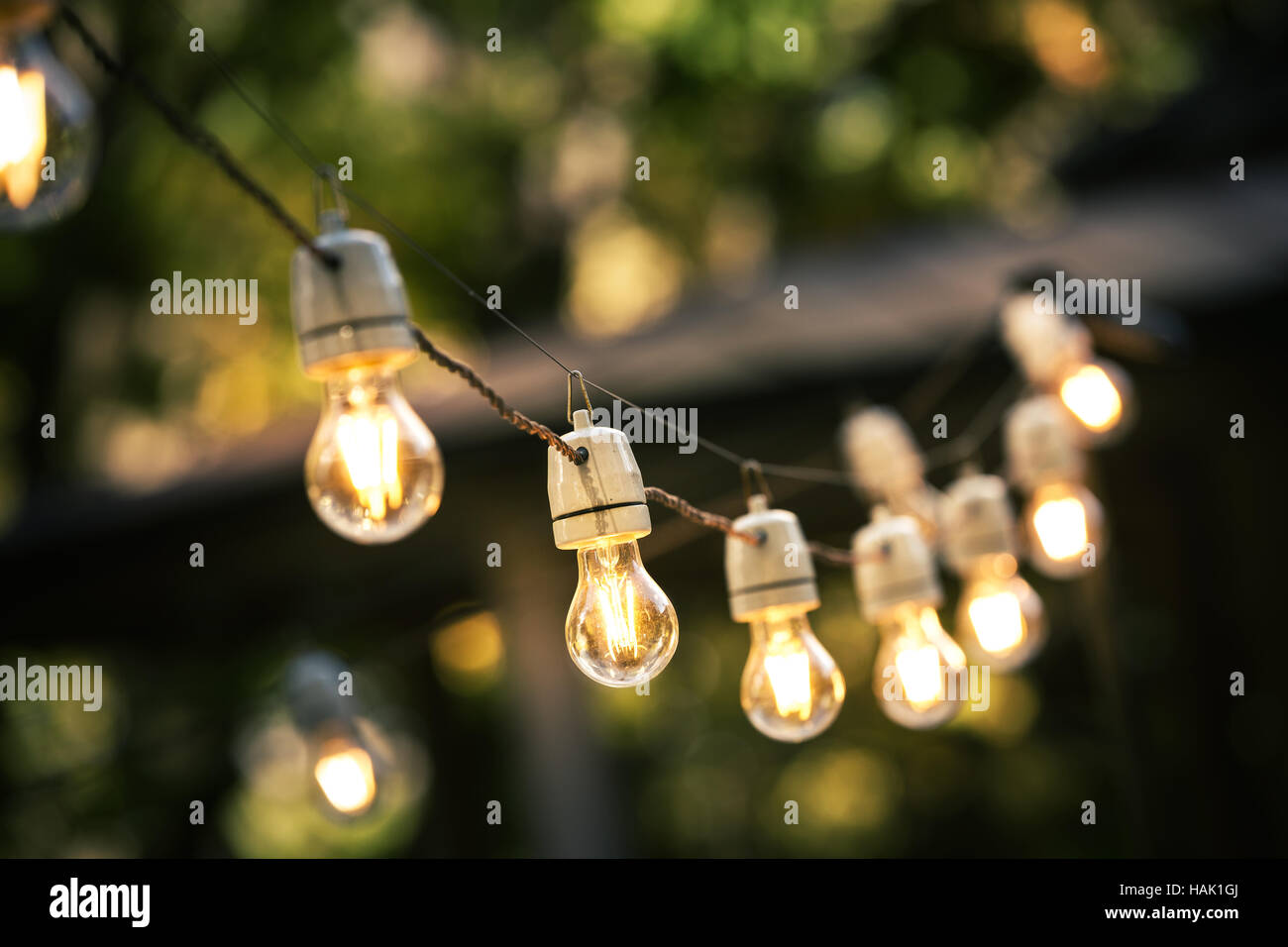 Outdoor-Lichterkette hängen in einer Zeile im Hinterhof Stockfoto