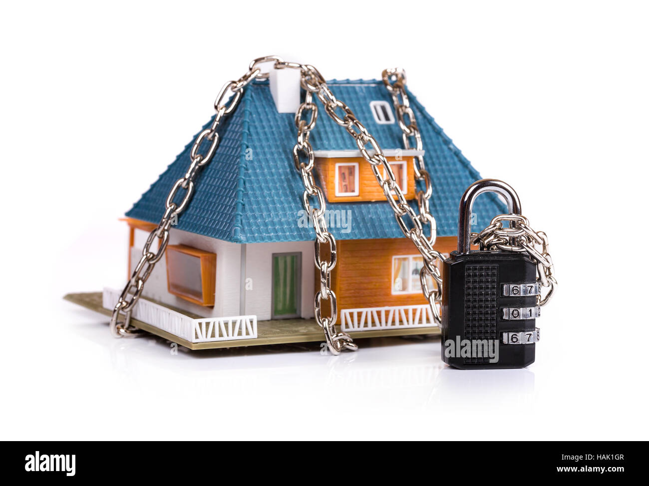 Home-Security-Konzept - Kette mit Vorhängeschloss rund um das Haus Stockfoto