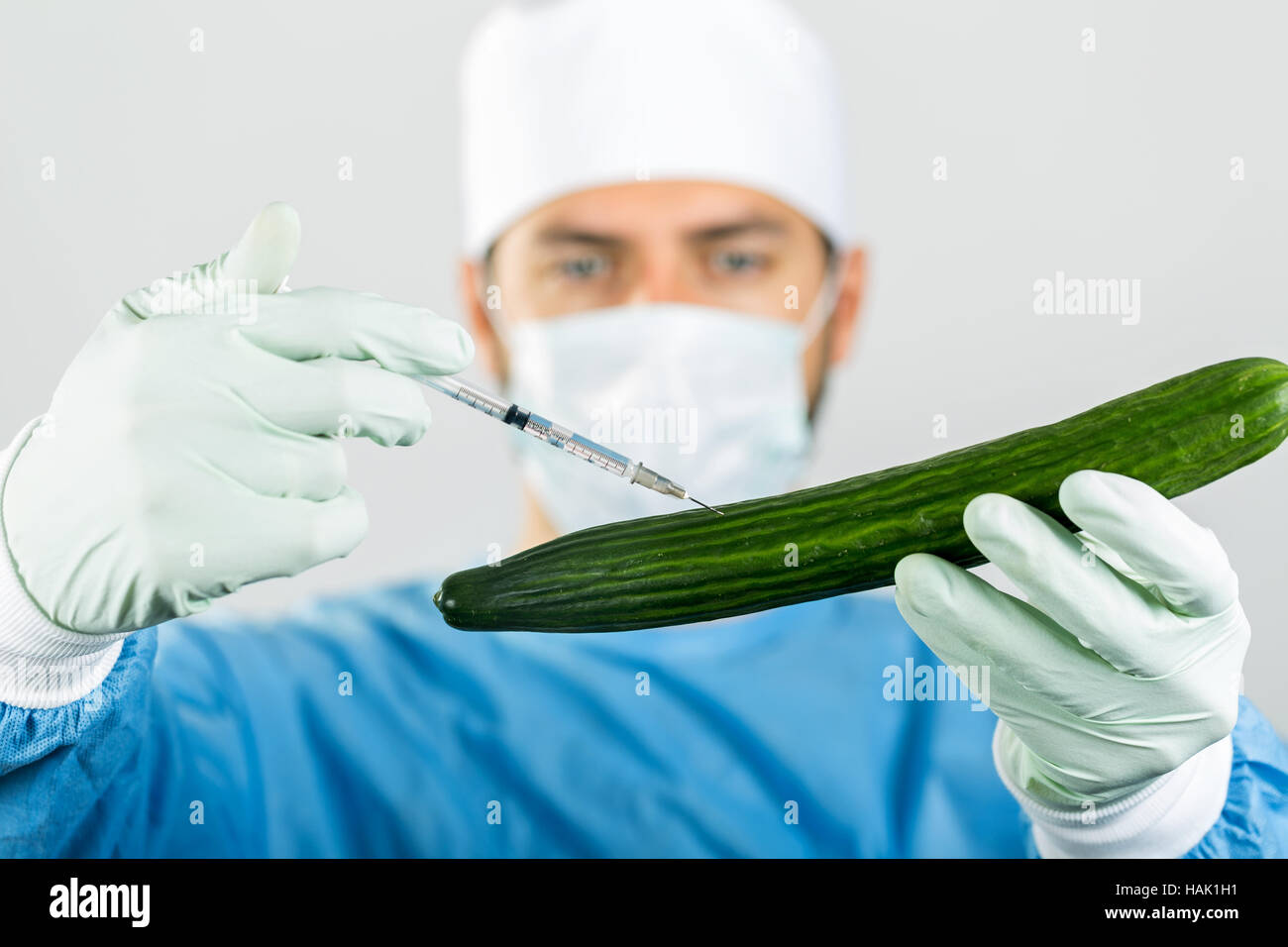 gentechnisch veränderte Lebensmittel - Wissenschaftler machen Injektion in Gurken mit Spritze Stockfoto