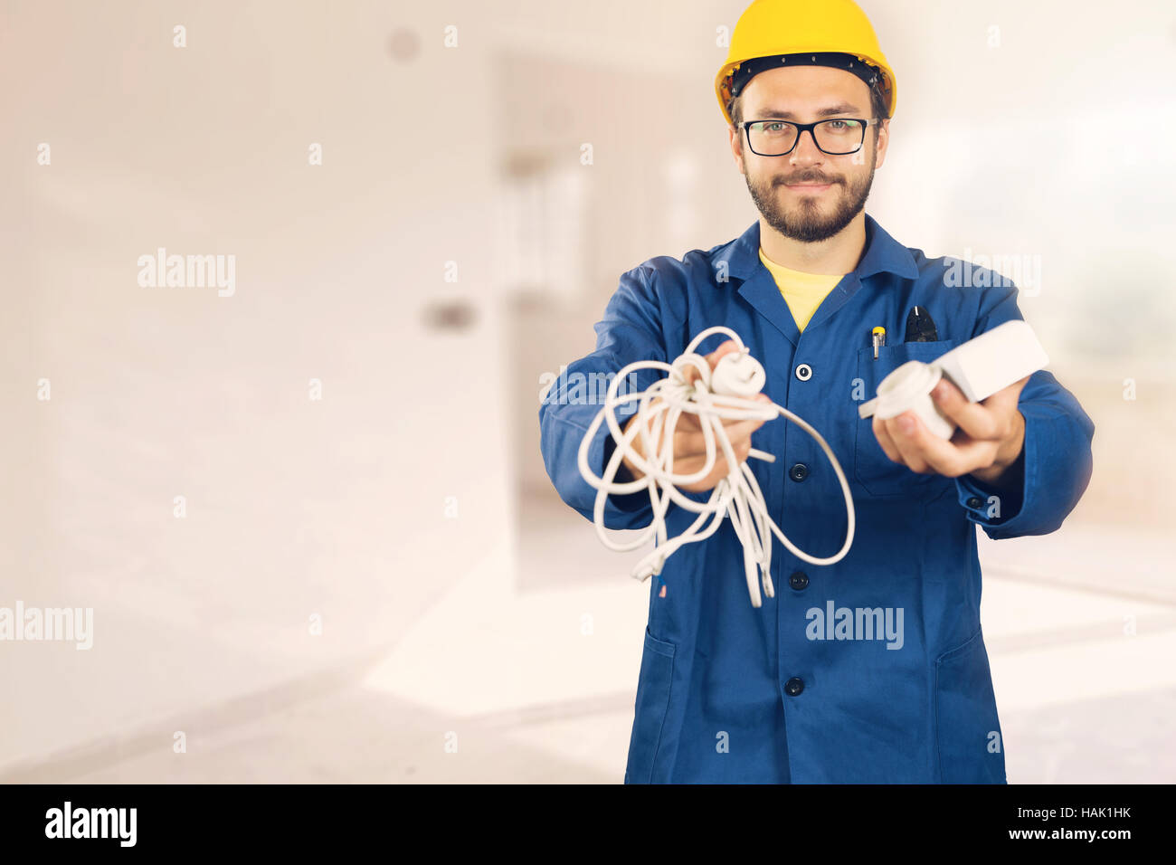 Elektriker mit Ausrüstung in Händen bereit zu arbeiten Stockfoto