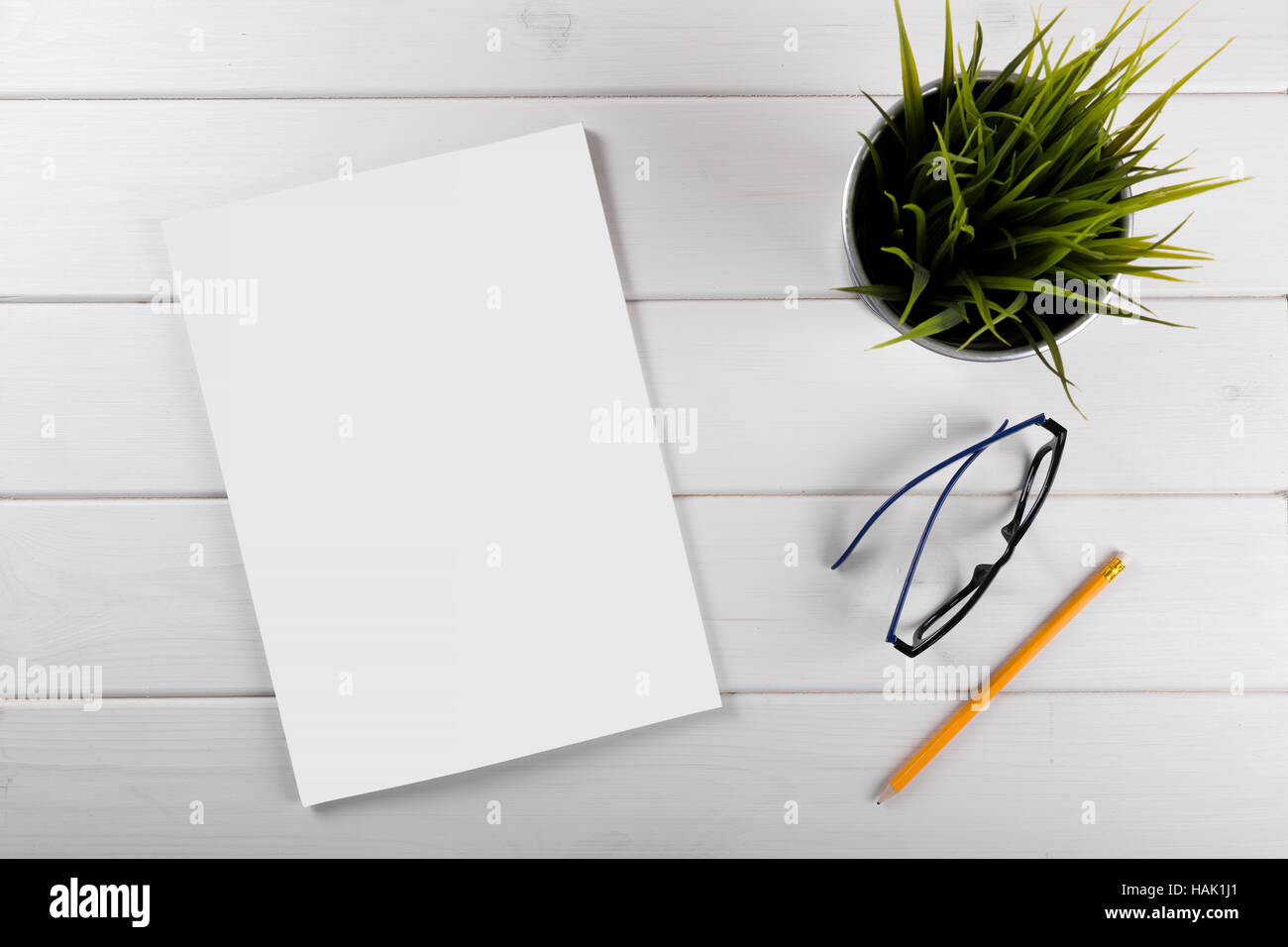 Mock-up mit leeren Magazin-Cover auf weißer Holztisch Stockfoto