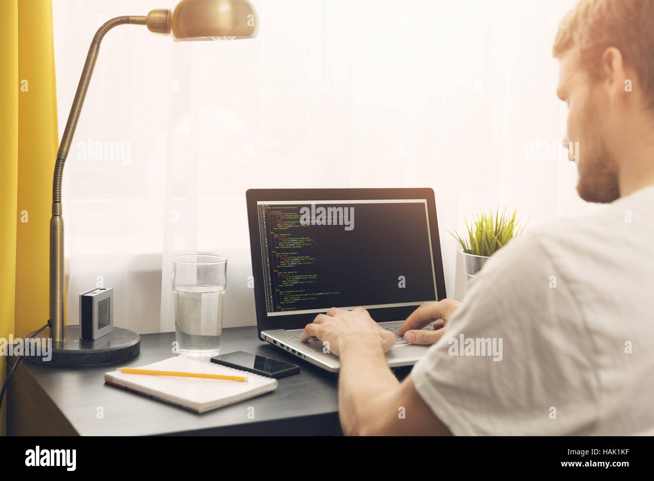 freiberuflicher Programmierer arbeiten von zu Hause aus Stockfoto