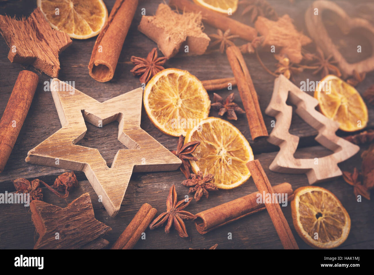 Weihnachten Grußkarten-Hintergrund - traditionellen Dekorationen und Gewürze Stockfoto