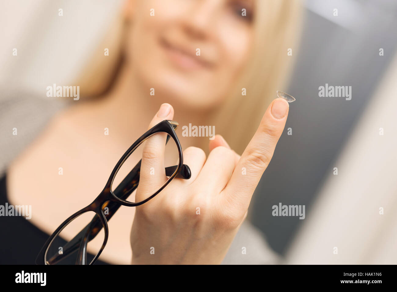 Augenpflege - Wahl zwischen Brillen und Kontaktlinsen Stockfoto