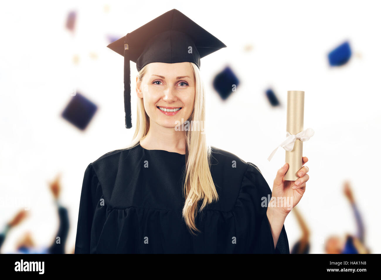 College-Abschluss - Trägerin Kleid mit Diplom Stockfoto