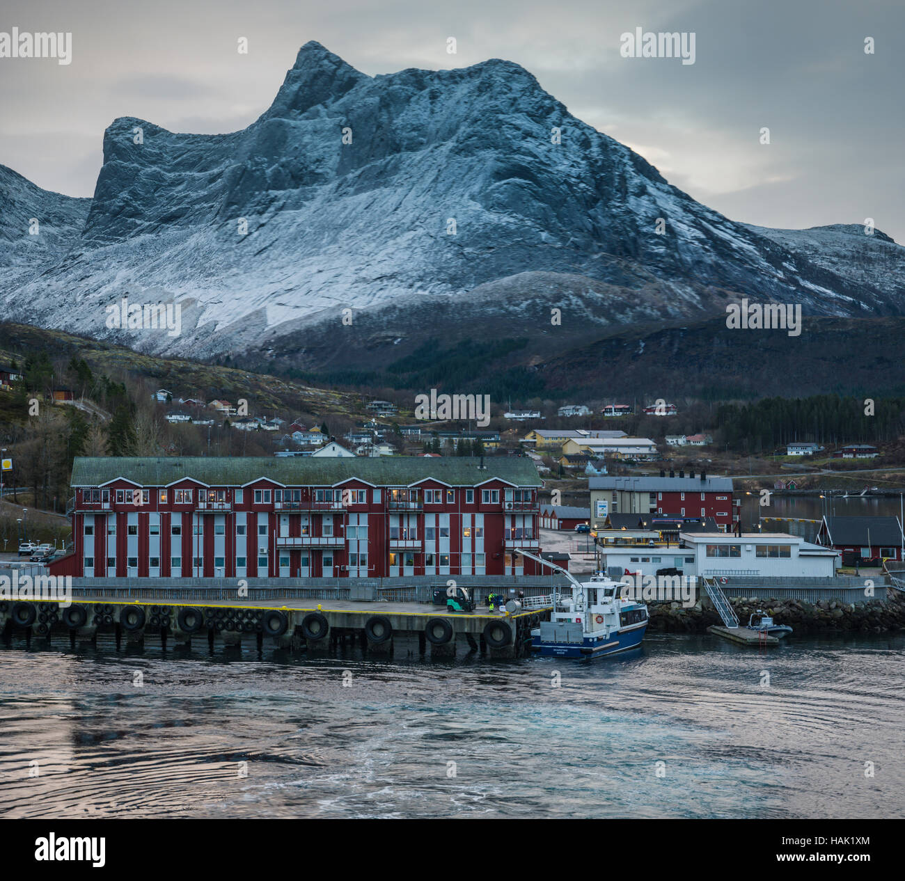 Modernes Wohnen im Schatten der Schnee bedeckt Berge bei Ornes, Nordland, Nord-Norwegen. Stockfoto