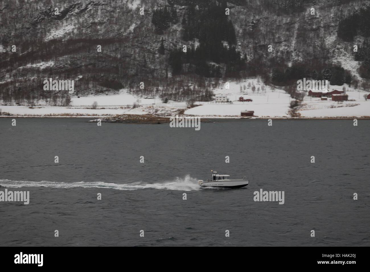 Wie sich die Einheimischen auf den norwegischen Fjorden fortbewegen. Stockfoto