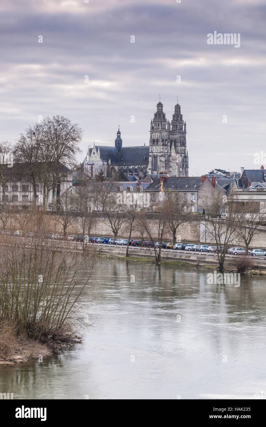 Blick über das Wasser des Flusses Loire in Richtung der Kathedrale Saint-Gatien in Tours, Frankreich. Stockfoto